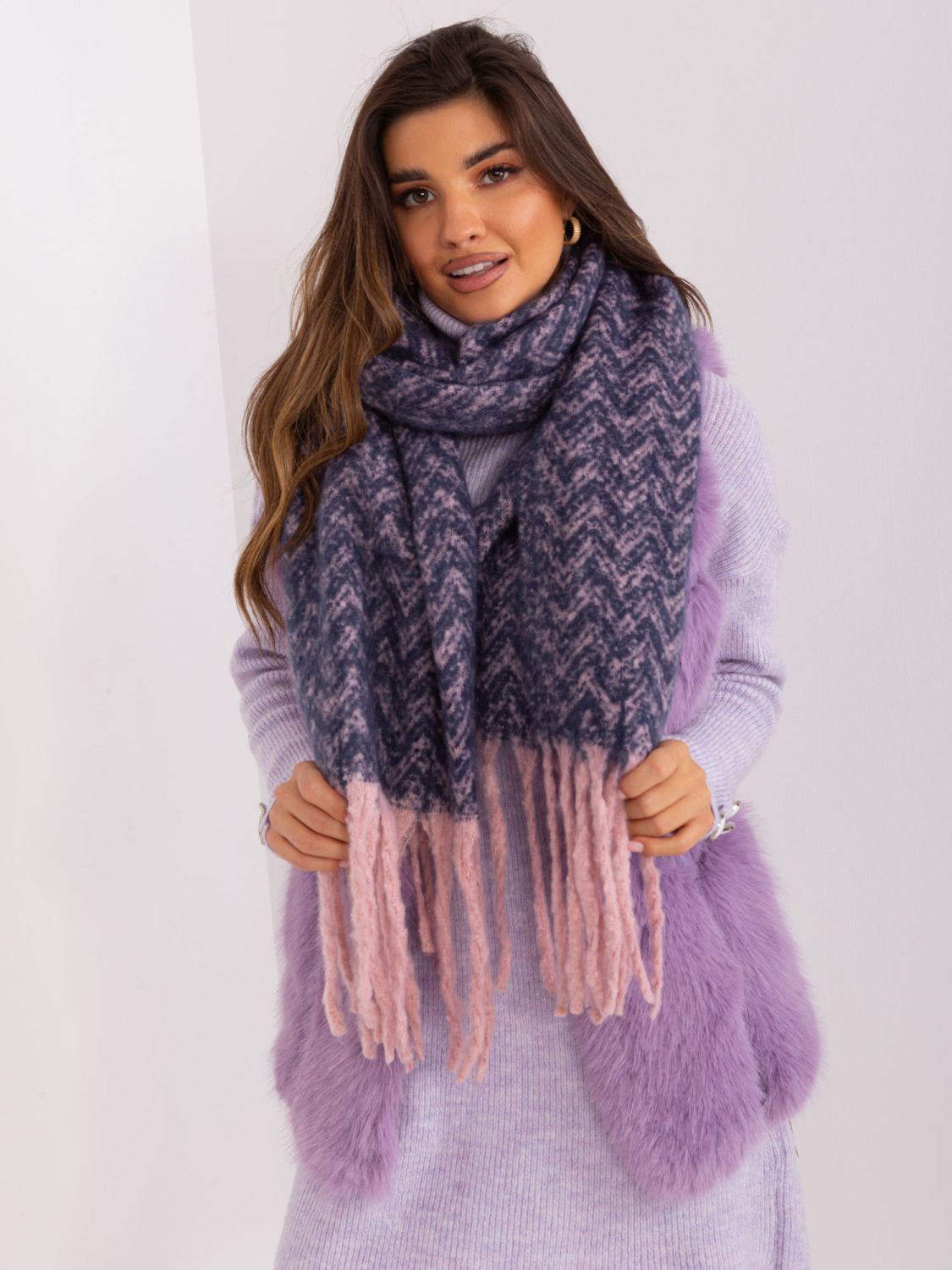 Sciarpa blu navy e rosa con frange