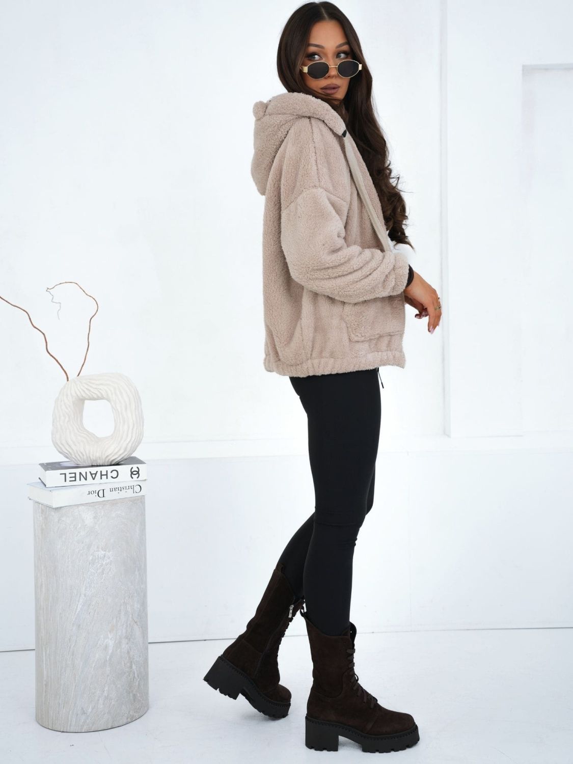 Bež dukserica s kapuljačom i patentnim zatvaračem