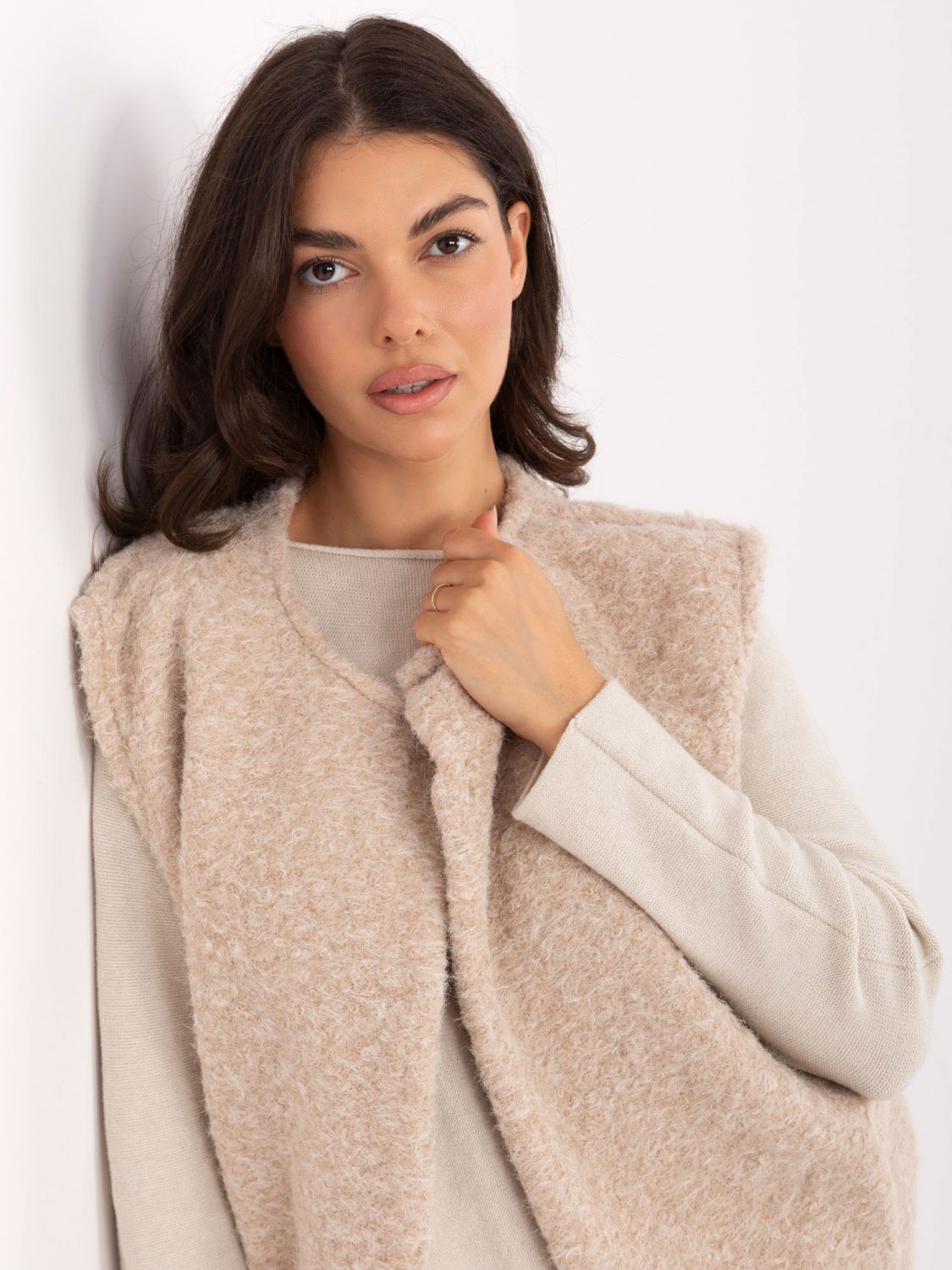Gilet beige in maglia con tasche