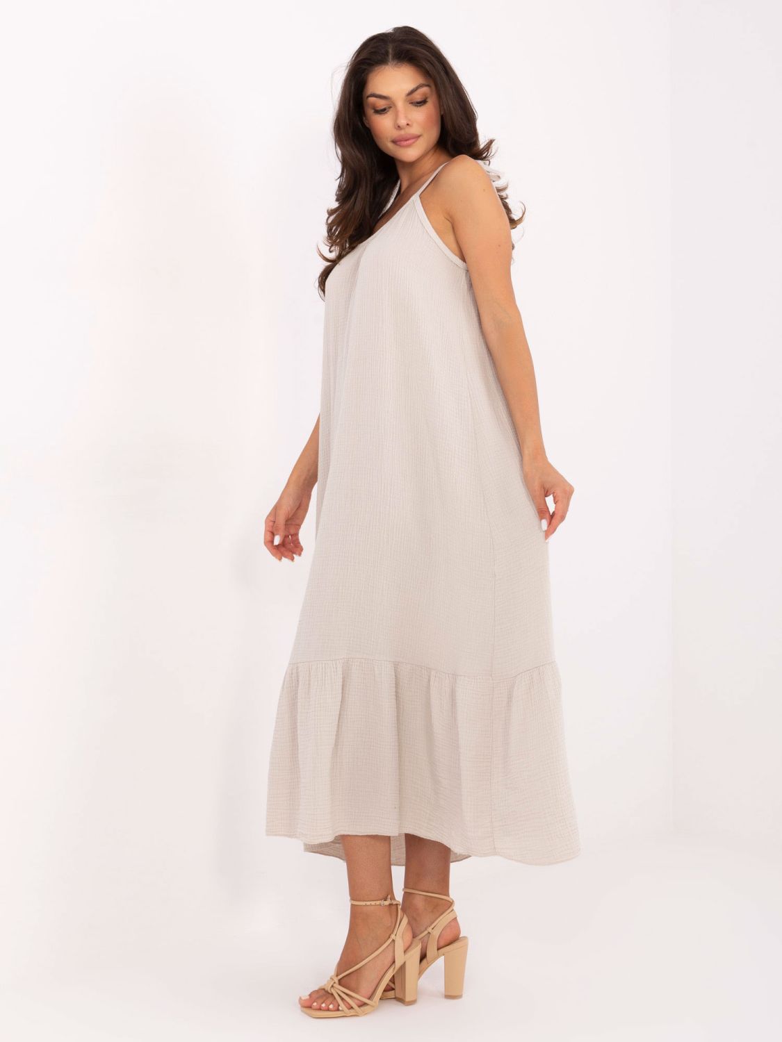 Abito beige svasato con volant