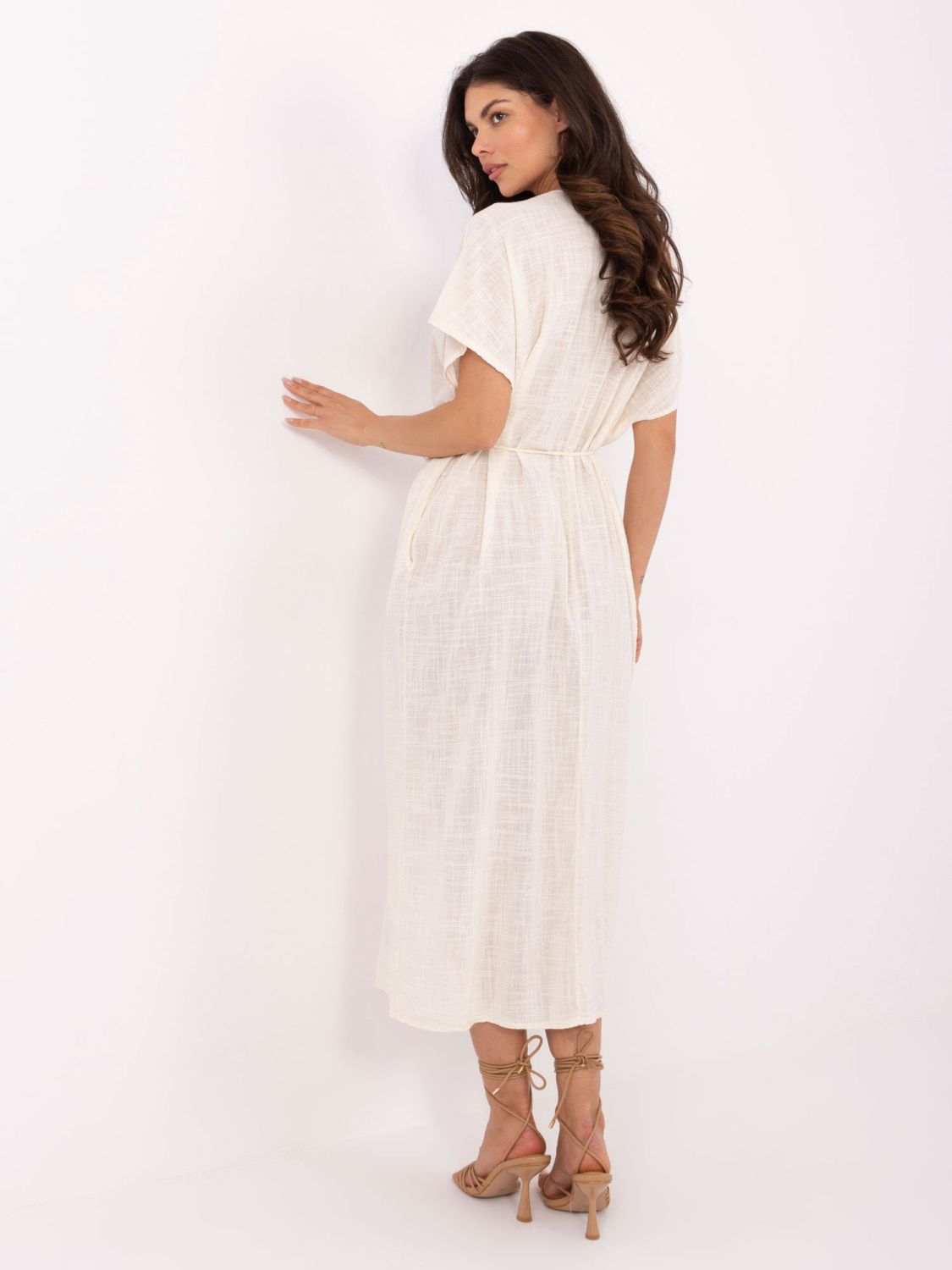 Abito estivo oversize beige con cintura e tasche