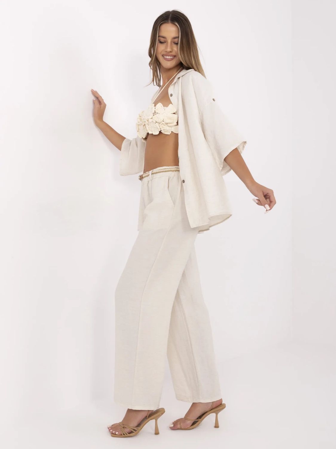 Pantaloni beige larghi con cintura
