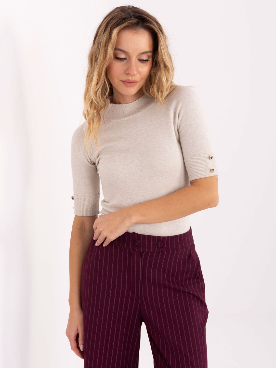 Elegante maglione beige con collo alto e maniche corte