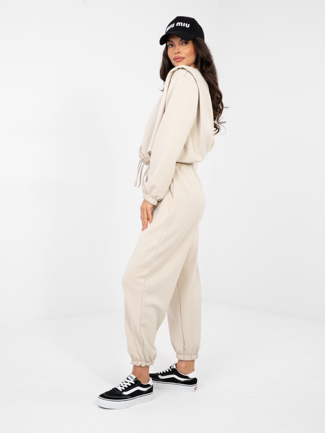 Completo beige da donna con maniche lunghe e cintura da annodare