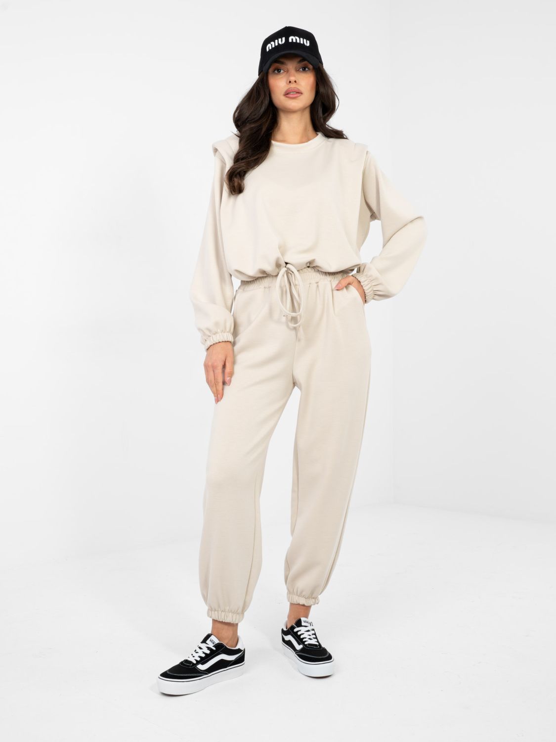 Completo beige da donna con maniche lunghe e cintura da annodare