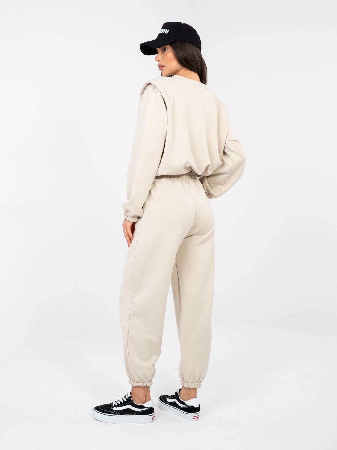 Completo beige da donna con maniche lunghe e cintura da annodare