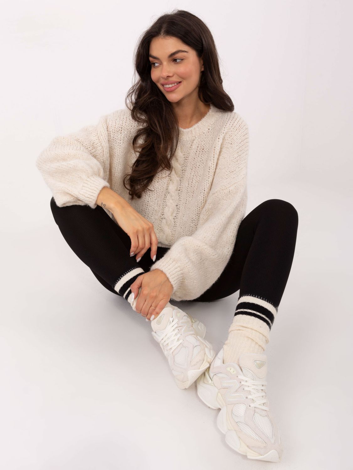 Bež pulover s okruglim izrezom i teksturiranim uzorkom