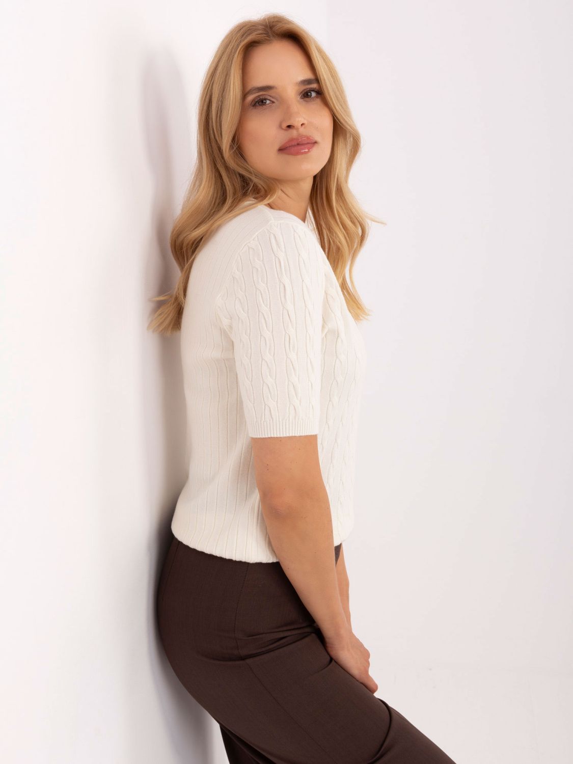 Pullover beige elegante con maniche corte