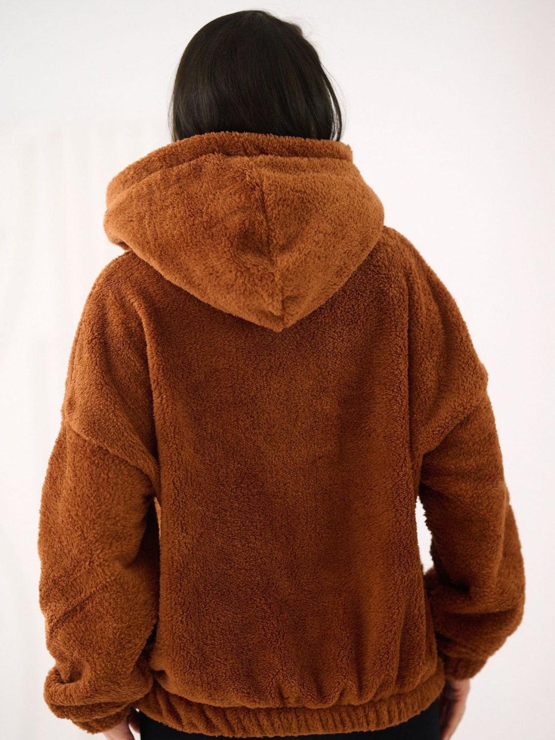 Felpa beige con cappuccio e tasca