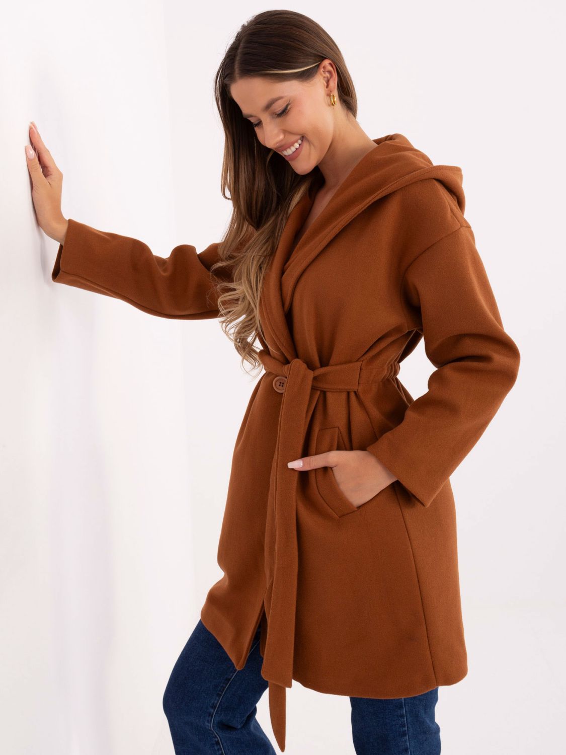 Cappotto beige da mezza stagione con cappuccio e cintura