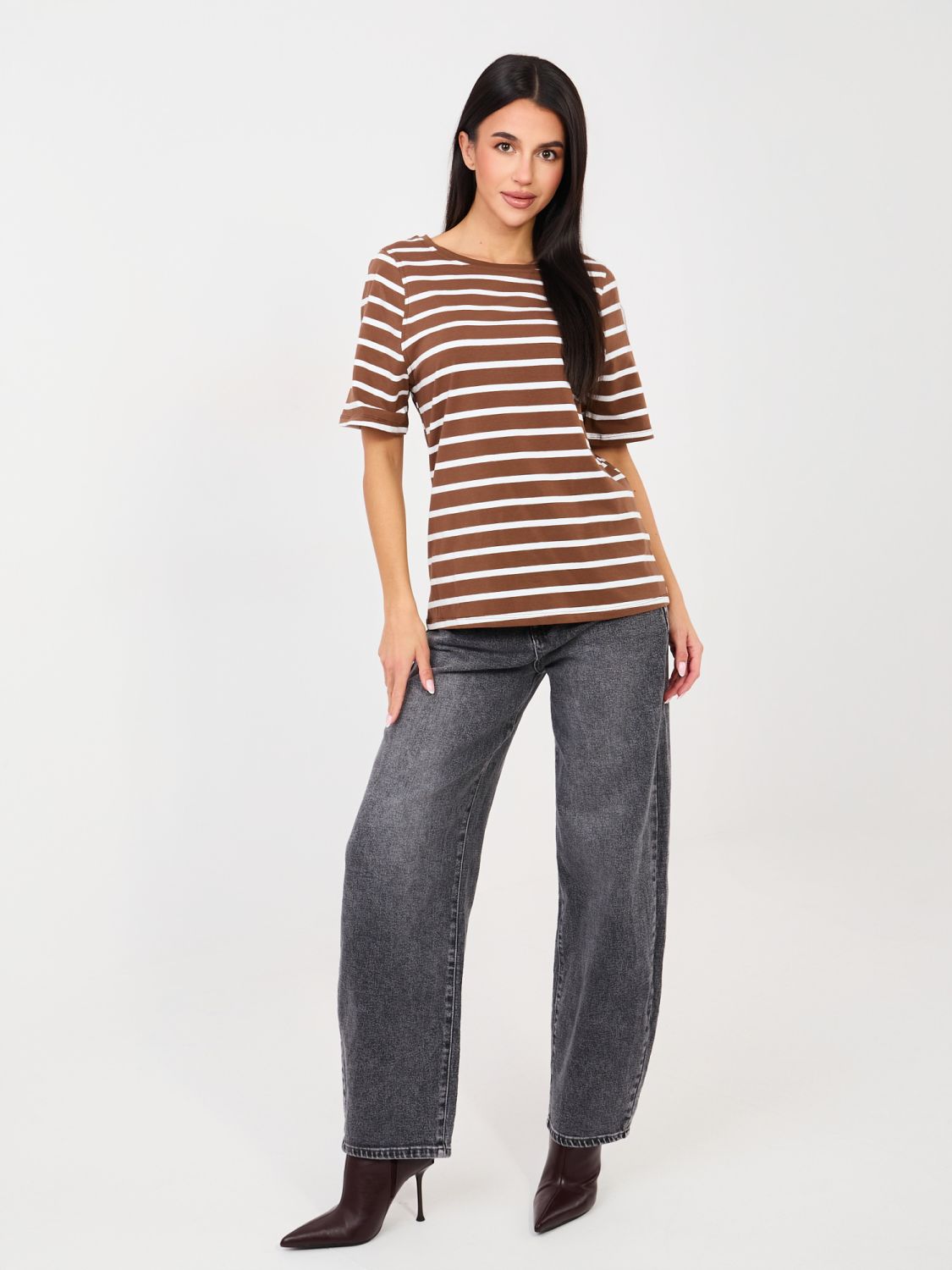 T-shirt beige a righe con maniche corte