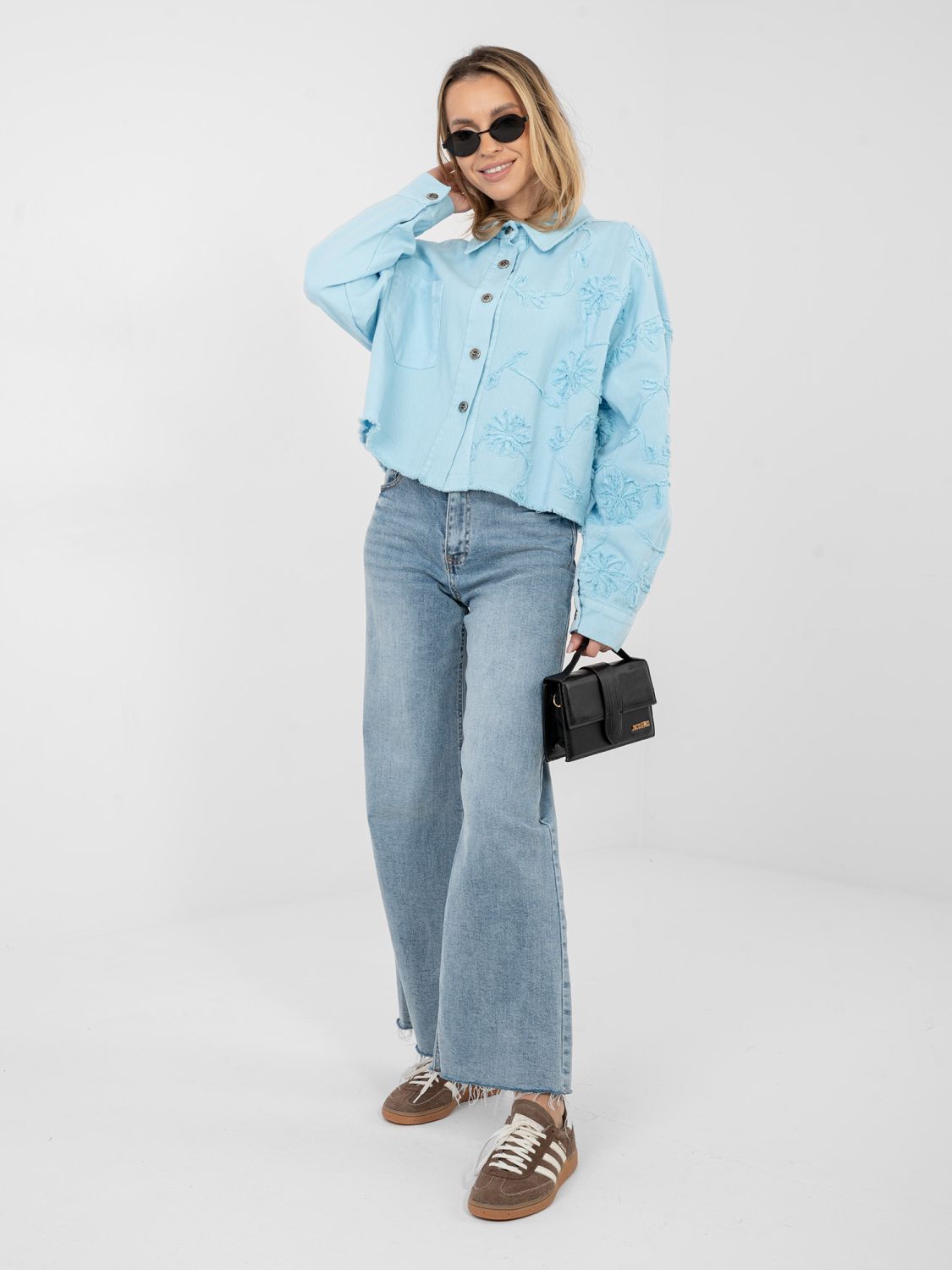 Kratka svijetloplava traper jakna s cvjetnom aplikacijom