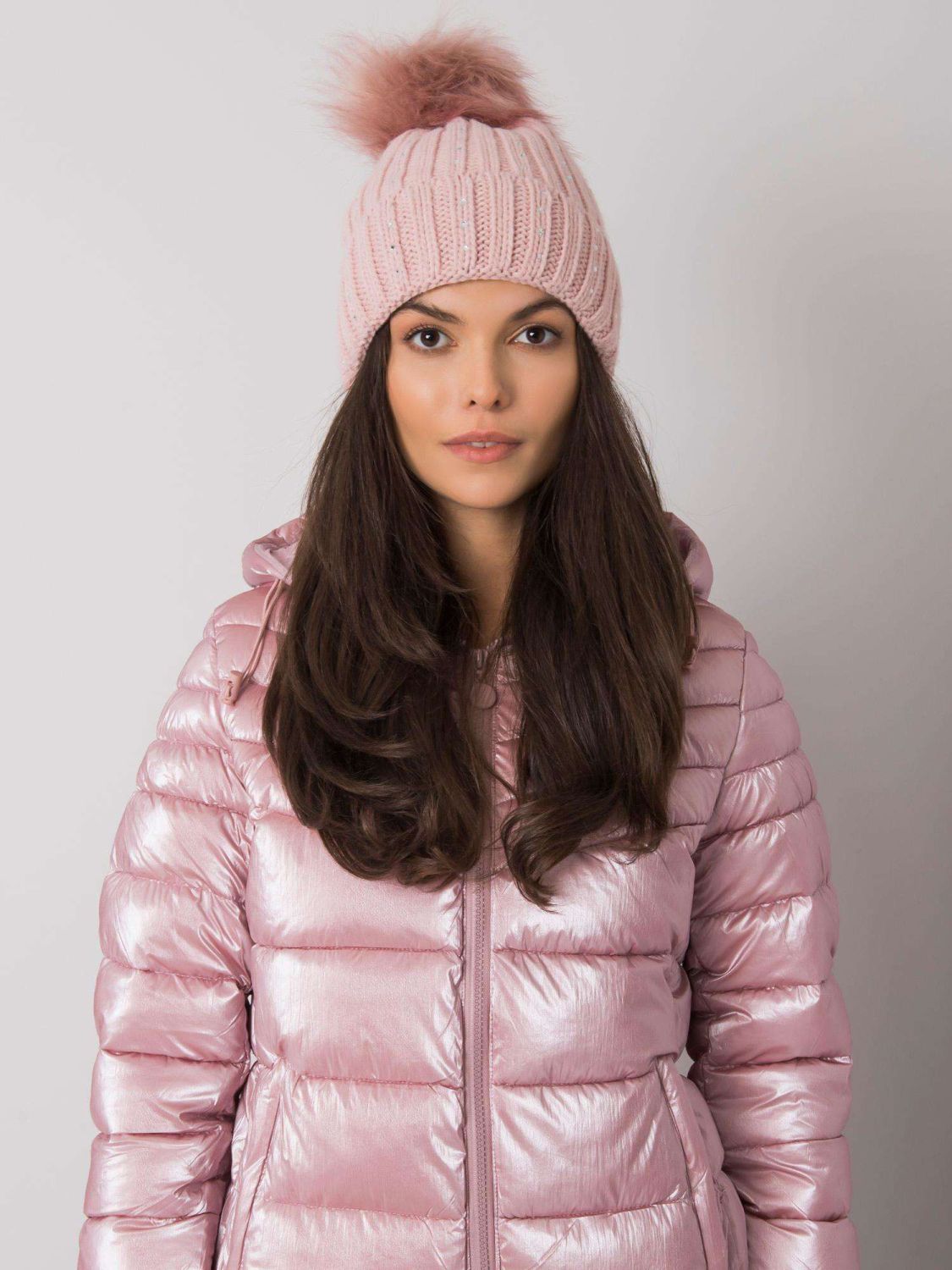Cappello rosa chiaro imbottito con applicazioni