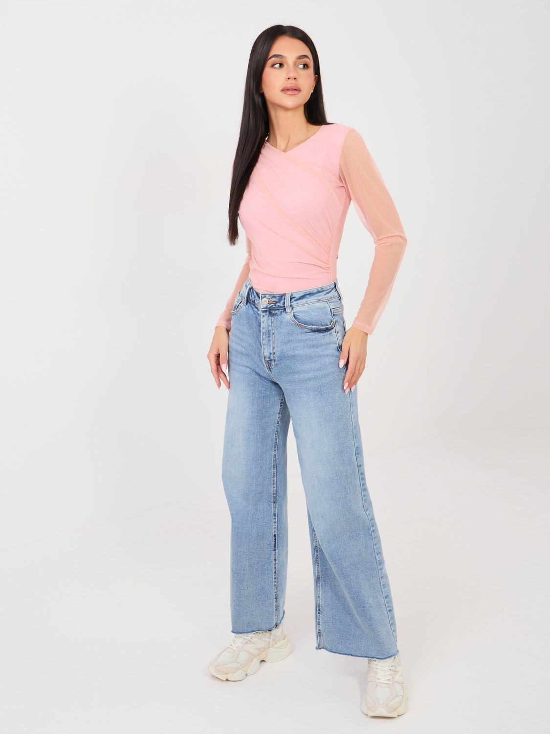 Body rosa elegante con maniche lunghe e scollo rotondo