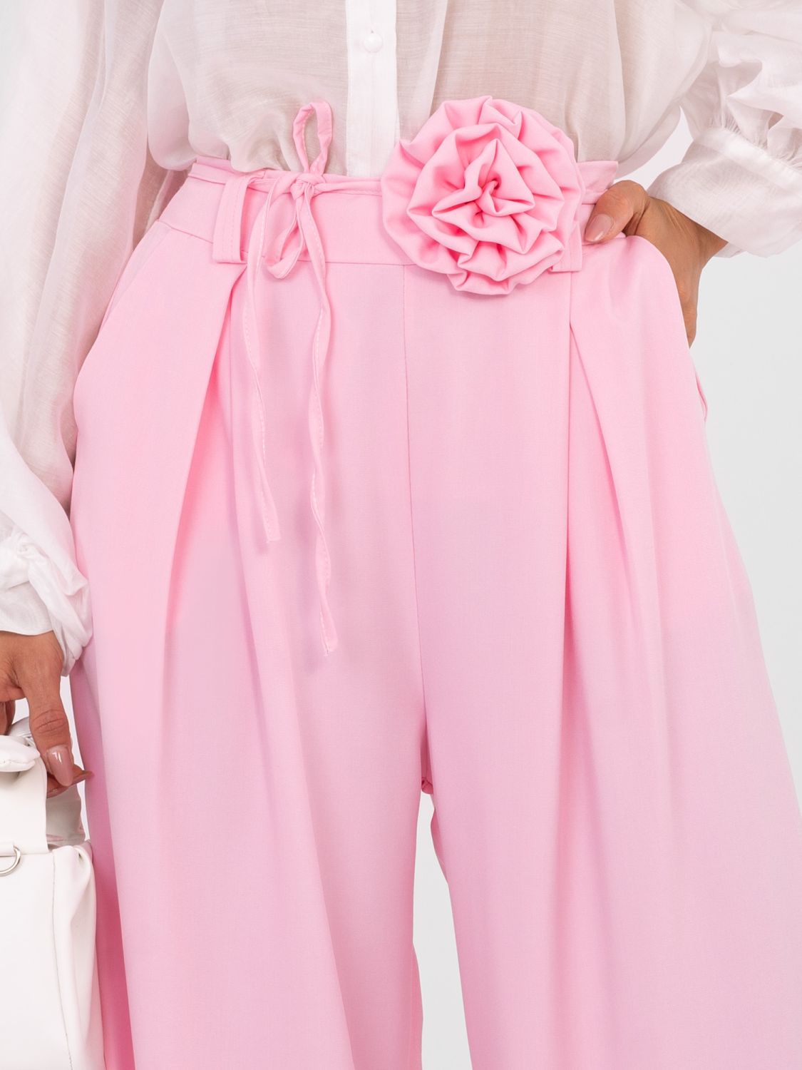 Elegantne široke hlače s remenom u ružičastoj boji