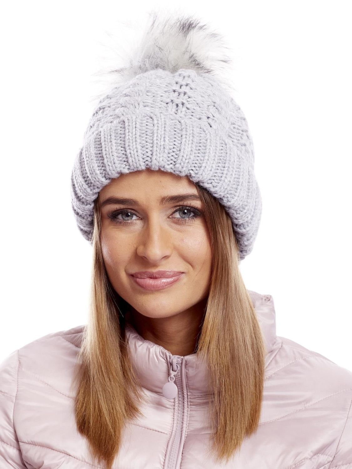 Cappello grigio chiaro con motivo a treccia