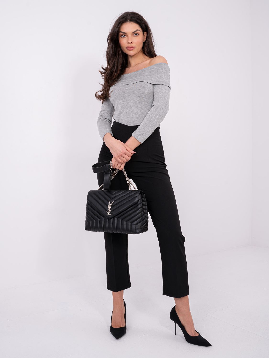 Siva bluza s otkrivenim ramenima i 3/4 rukavima