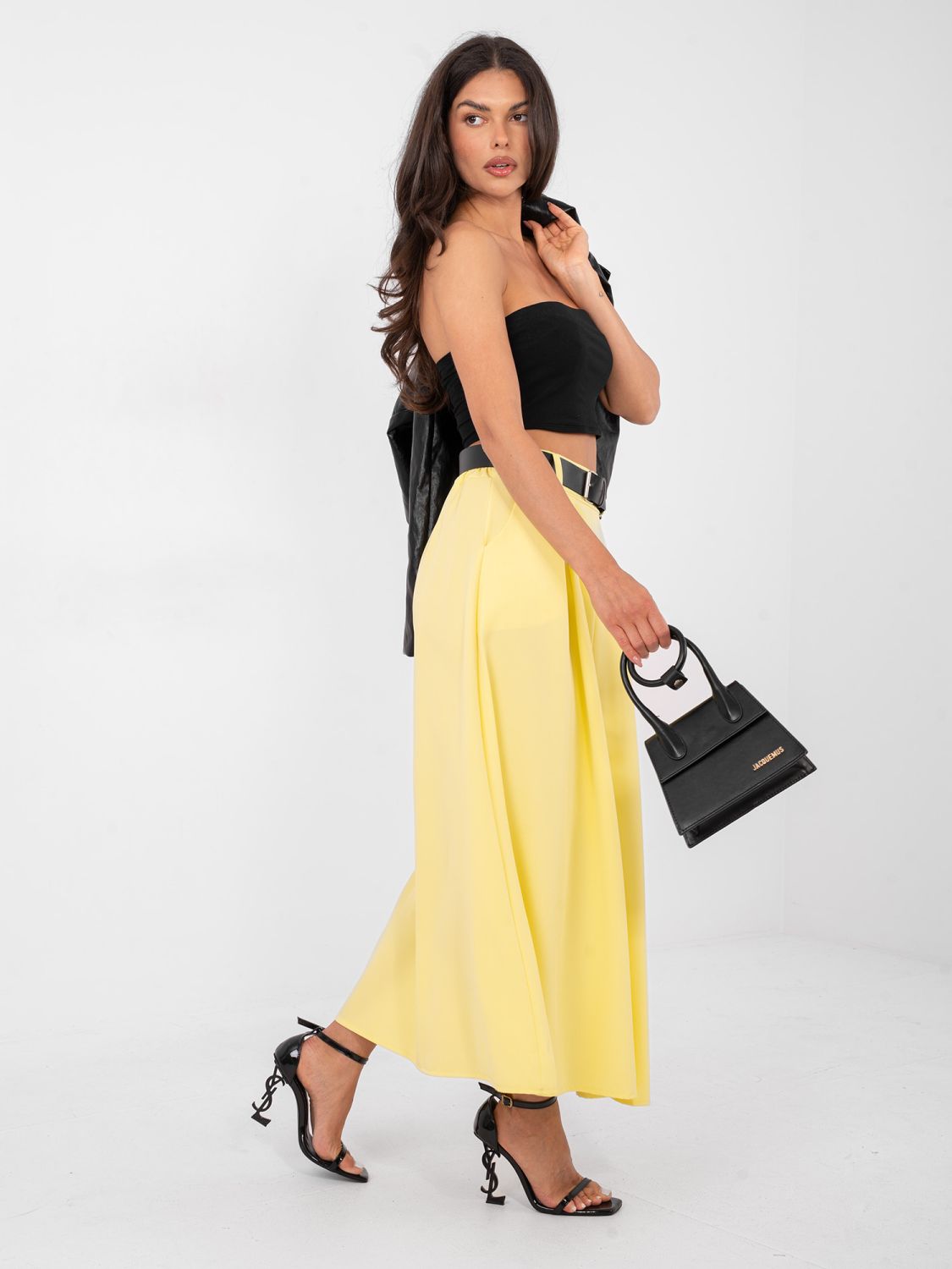 Elegante gonna maxi gialla con cintura e tasche