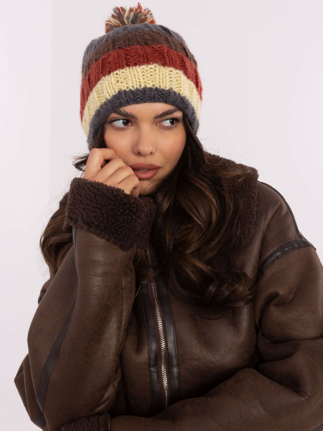 Cappello giallo a righe con pompon