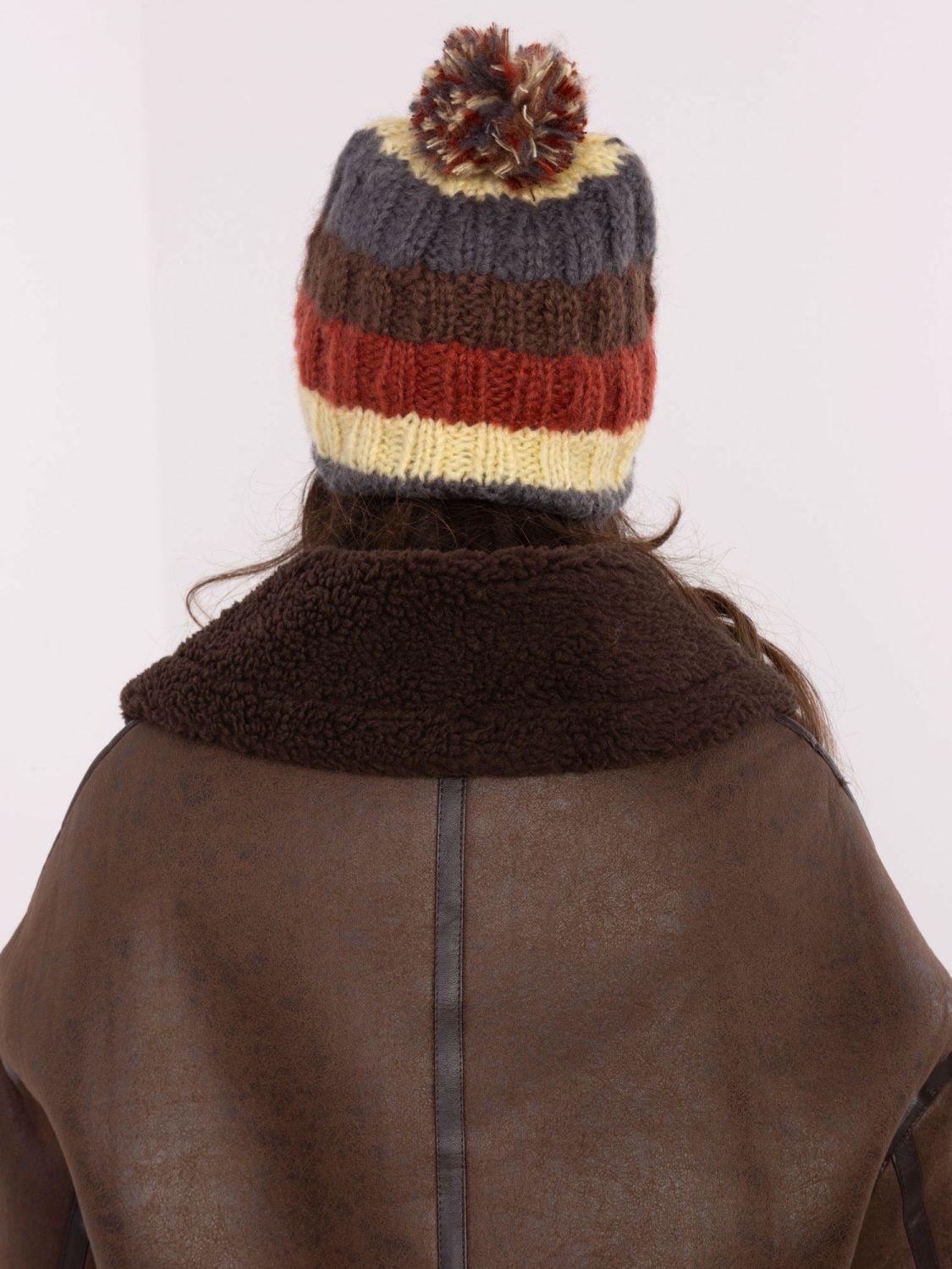 Cappello giallo a righe con pompon