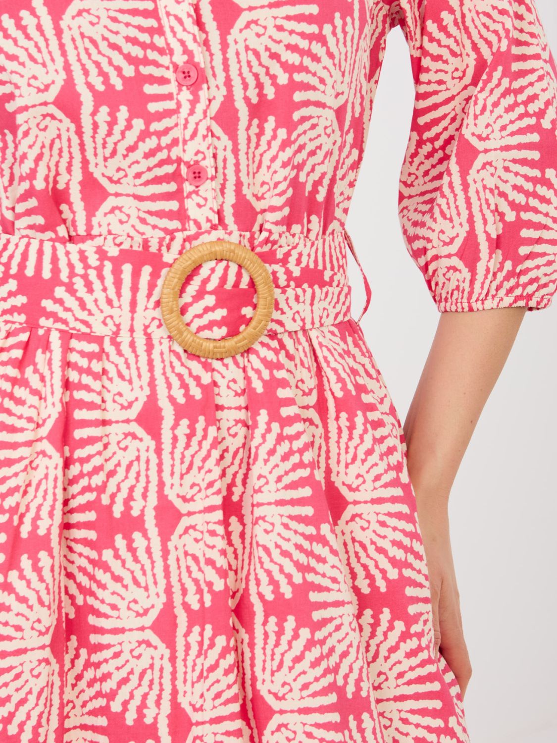 Abito corallo con cintura e volant