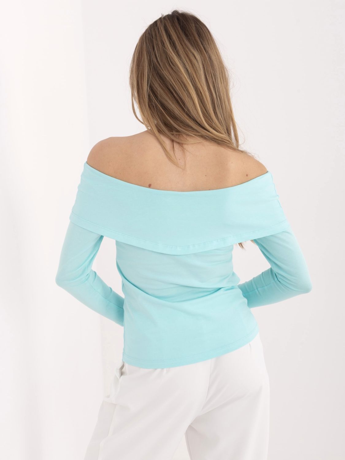 Blusa verde menta con spalle scoperte