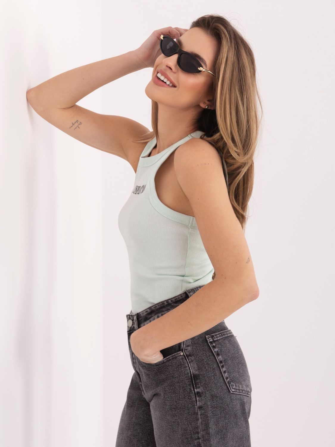 Top a costine menta con ricamo