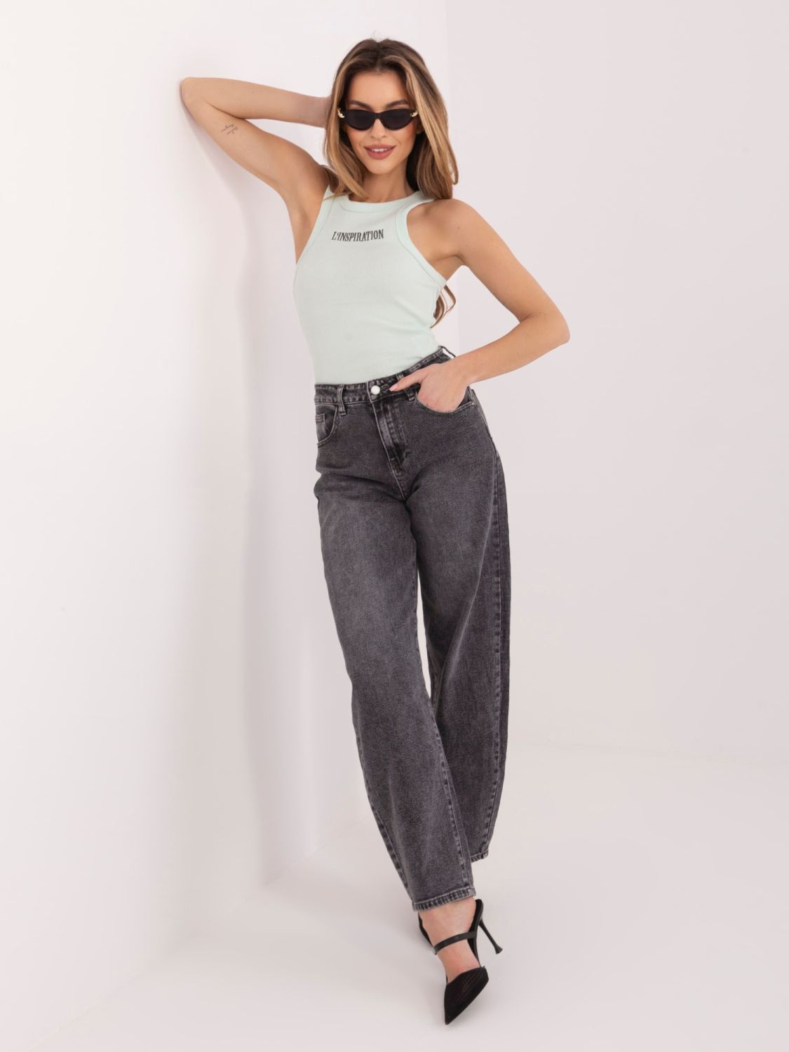 Top a costine menta con ricamo