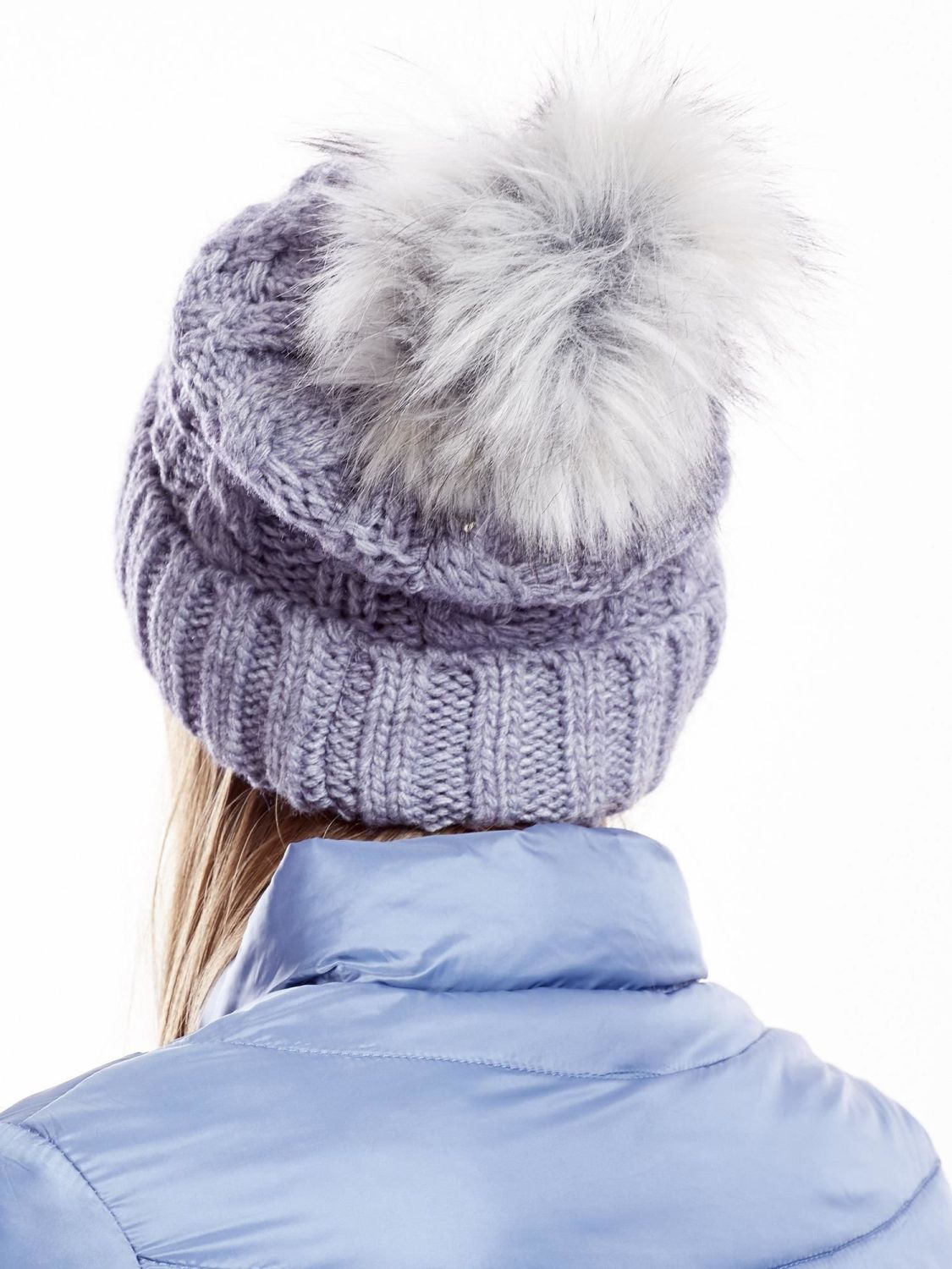 Cappello blu con motivo intrecciato