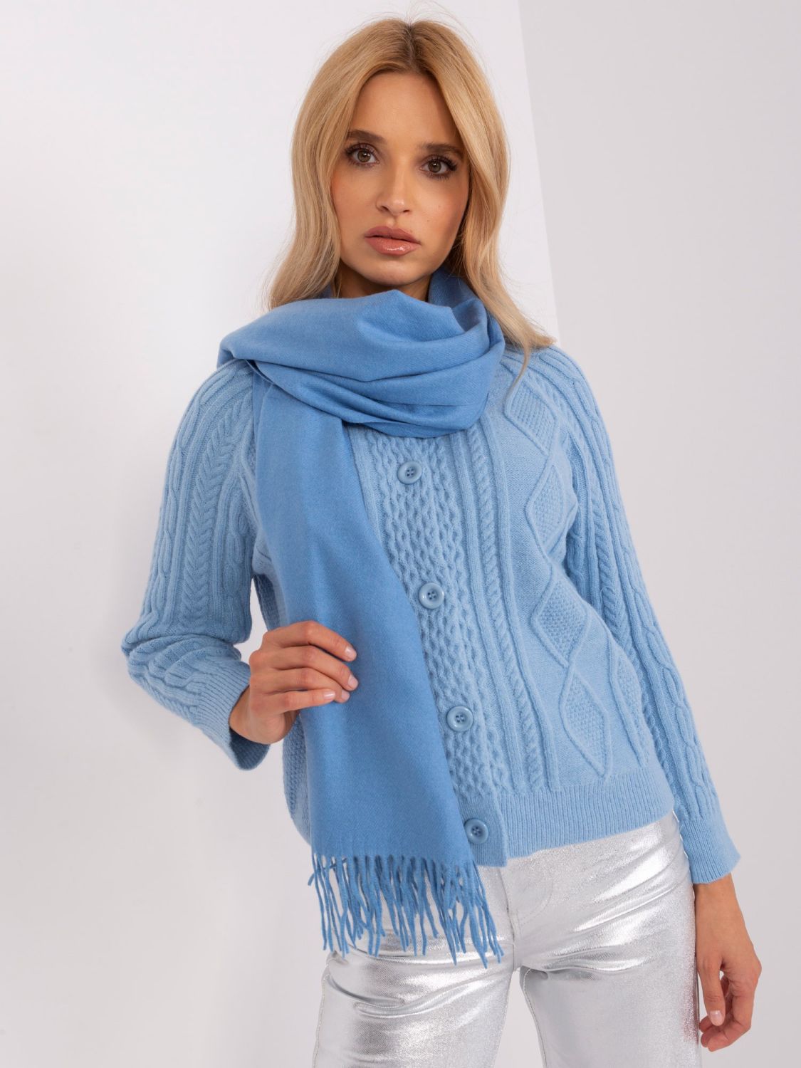 Sciarpa blu lavorata a maglia con frange