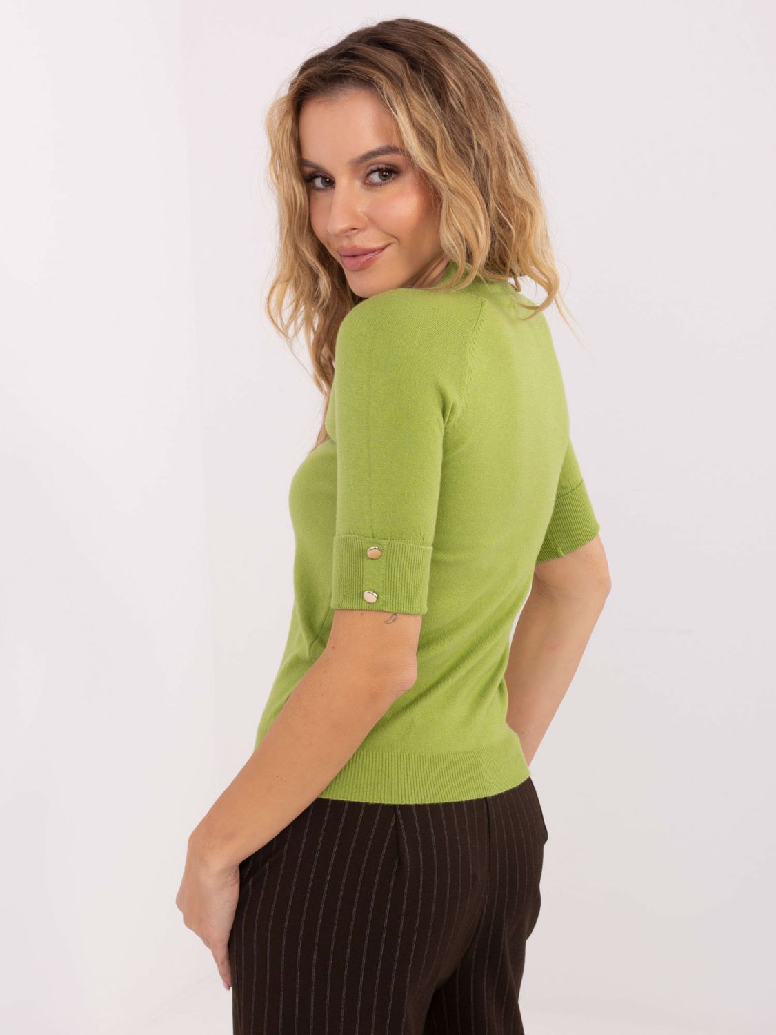 Maglione verde oliva con collo alto e maniche corte