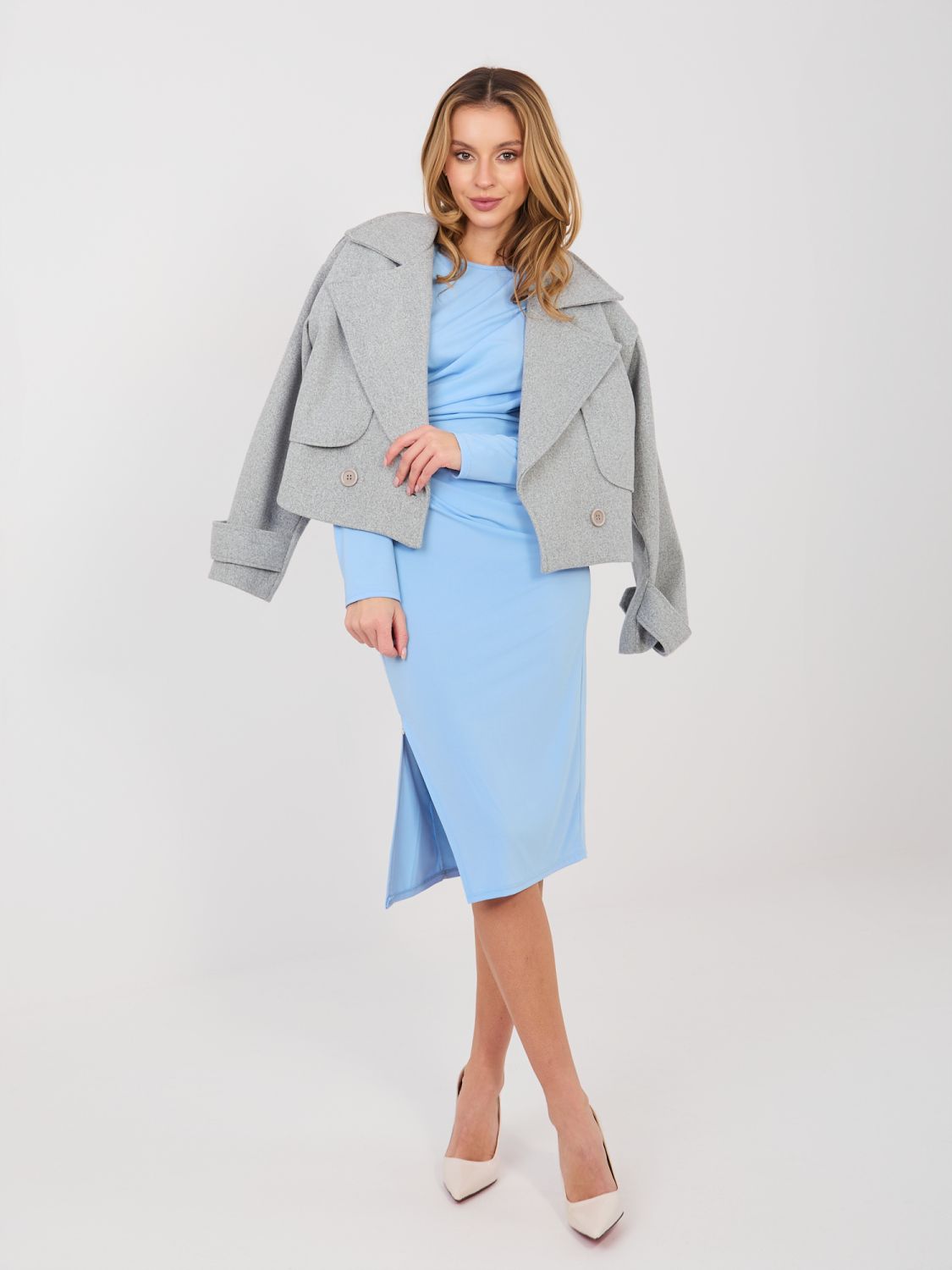 Elegante abito midi azzurro a tubino con maniche lunghe