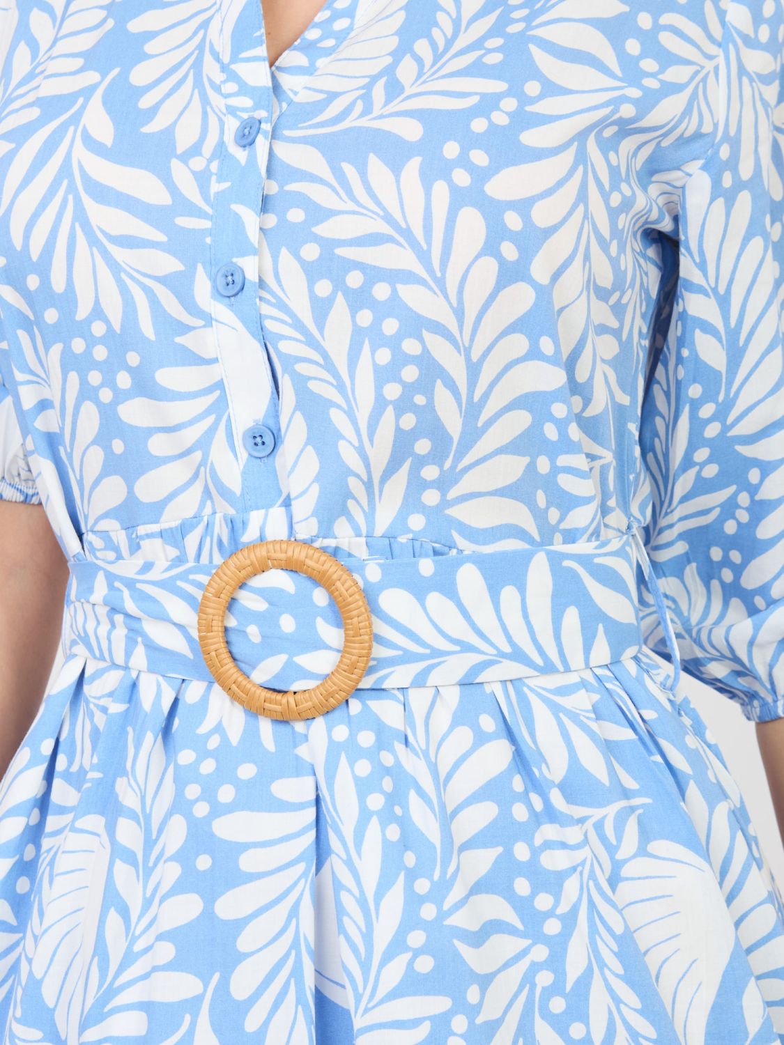Abito azzurro stampato con cintura