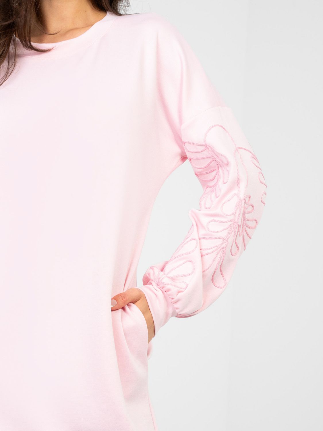 Mini abito rosa con ricamo e maniche a sbuffo