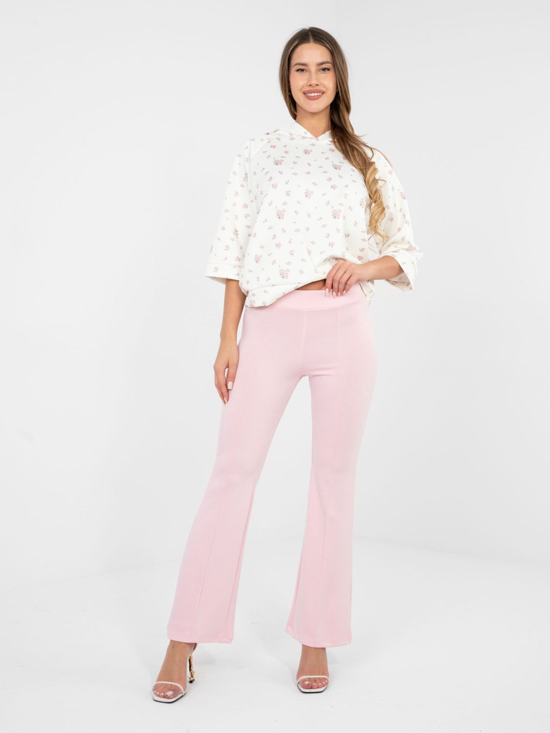 Moderne ružičaste sportske hlače s visokim strukom i širokim nogavicama