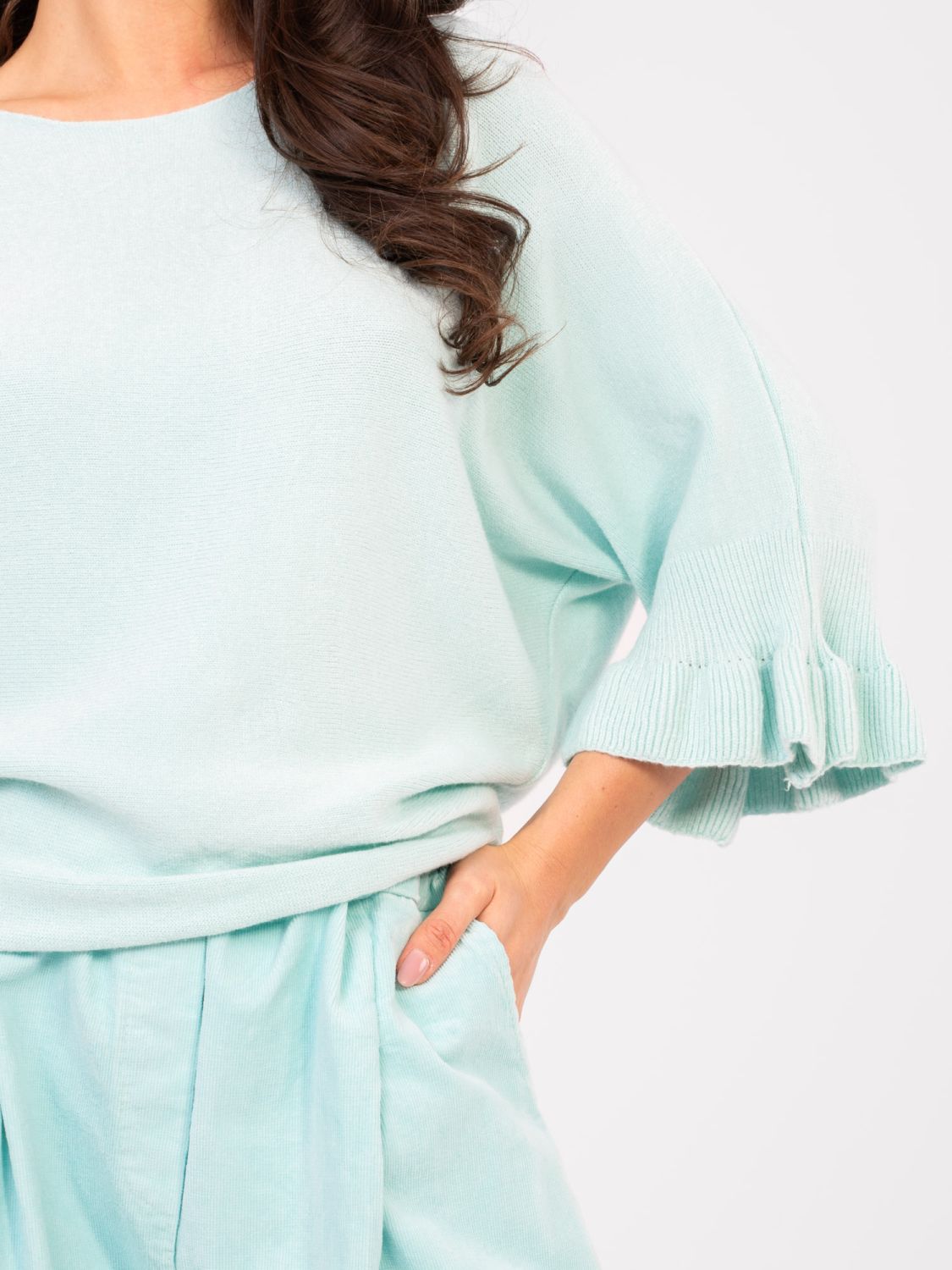 Elegante maglione azzurro con volant e maniche 3/4