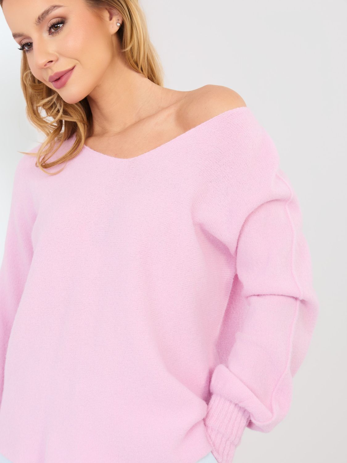 Maglione rosa con scollo a V