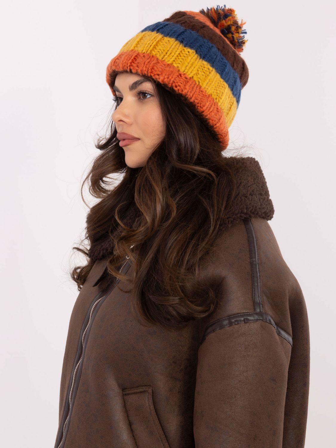 Cappello invernale a righe con pompon