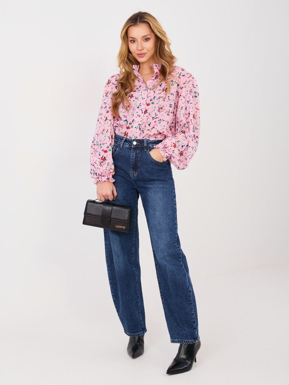 Camicia rosa con motivo floreale e maniche a sbuffo