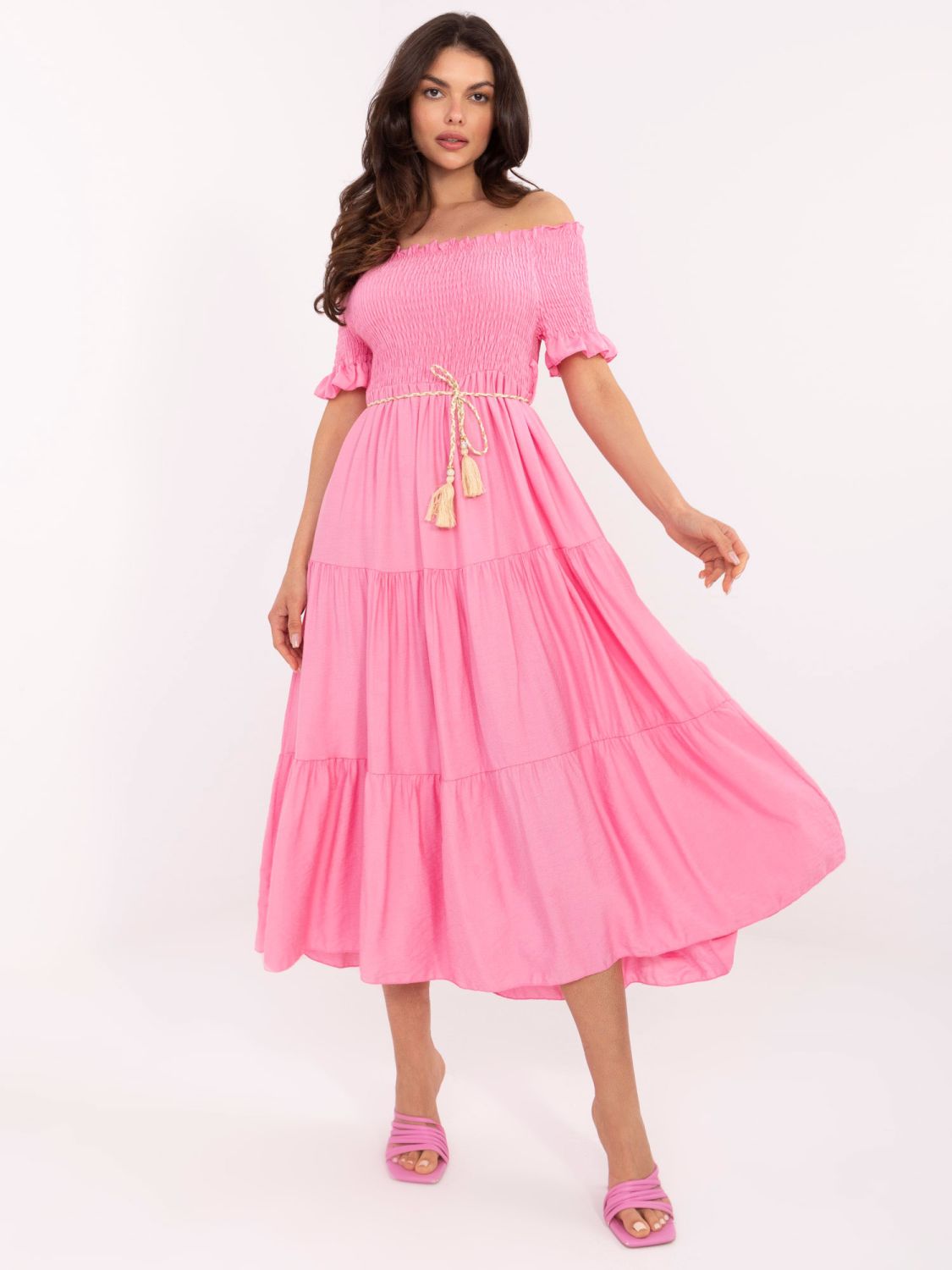 Abito rosa svasato con cintura