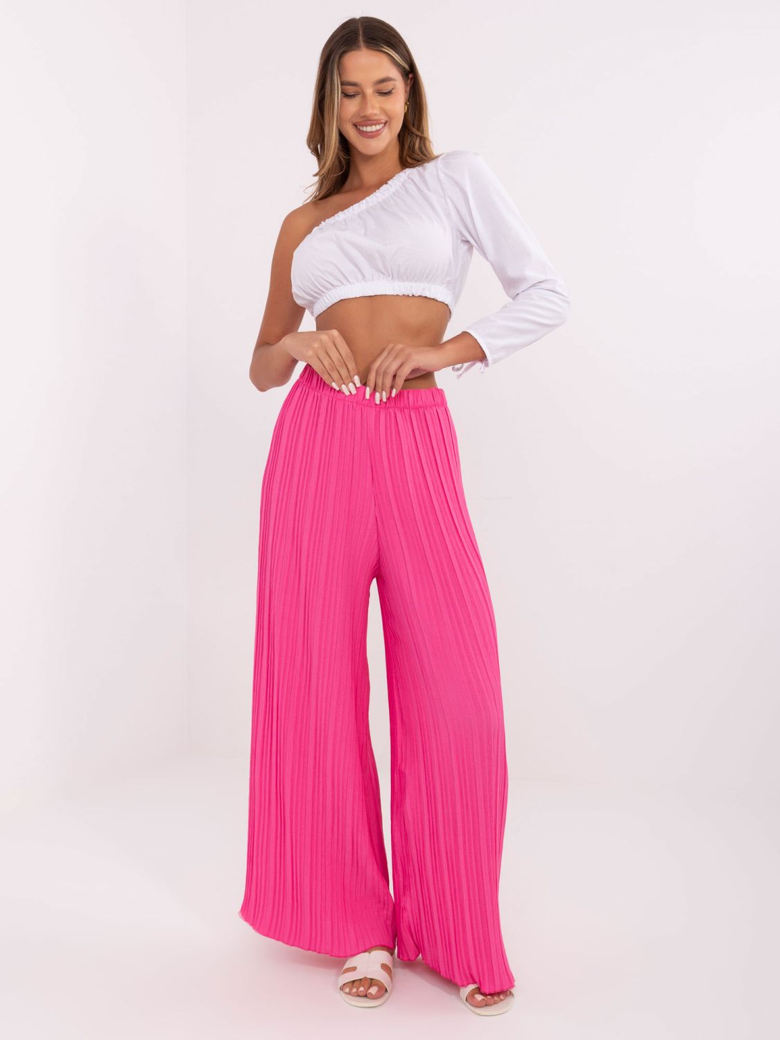 Pantaloni rosa fluorescente alla moda
