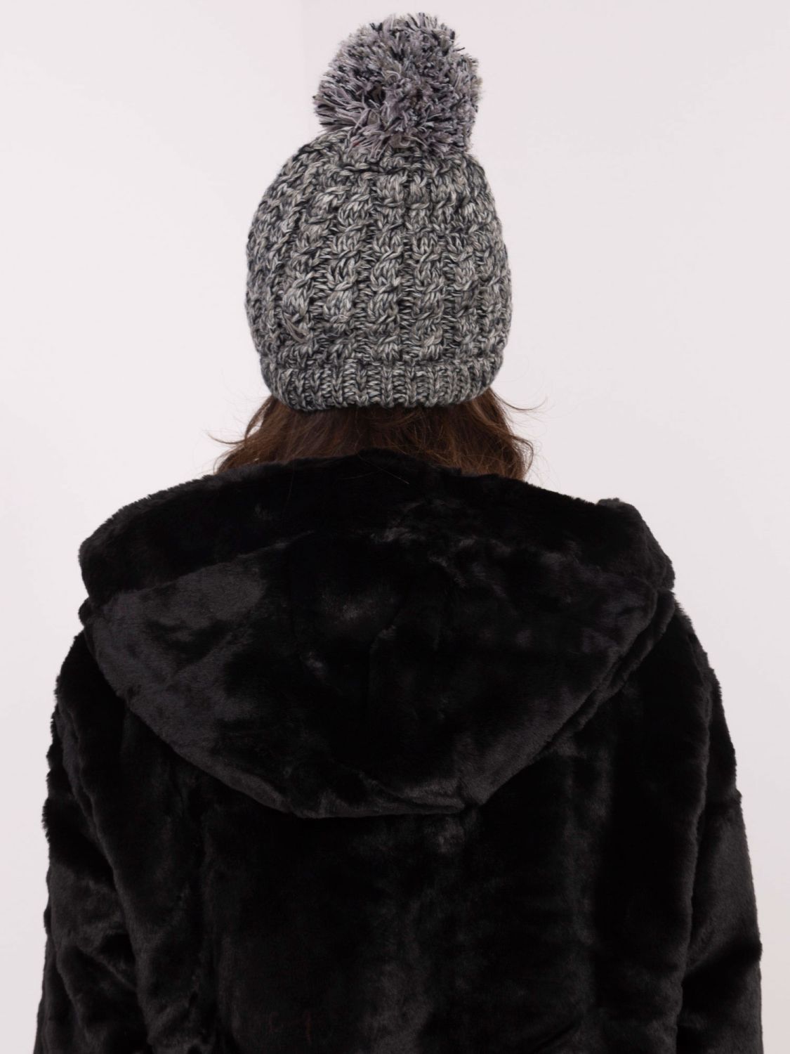 Cappello grigio elegante con applicazione