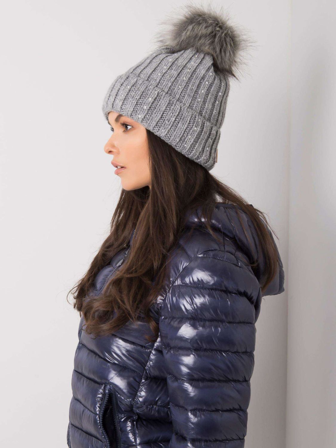 Cappello grigio imbottito con applicazioni