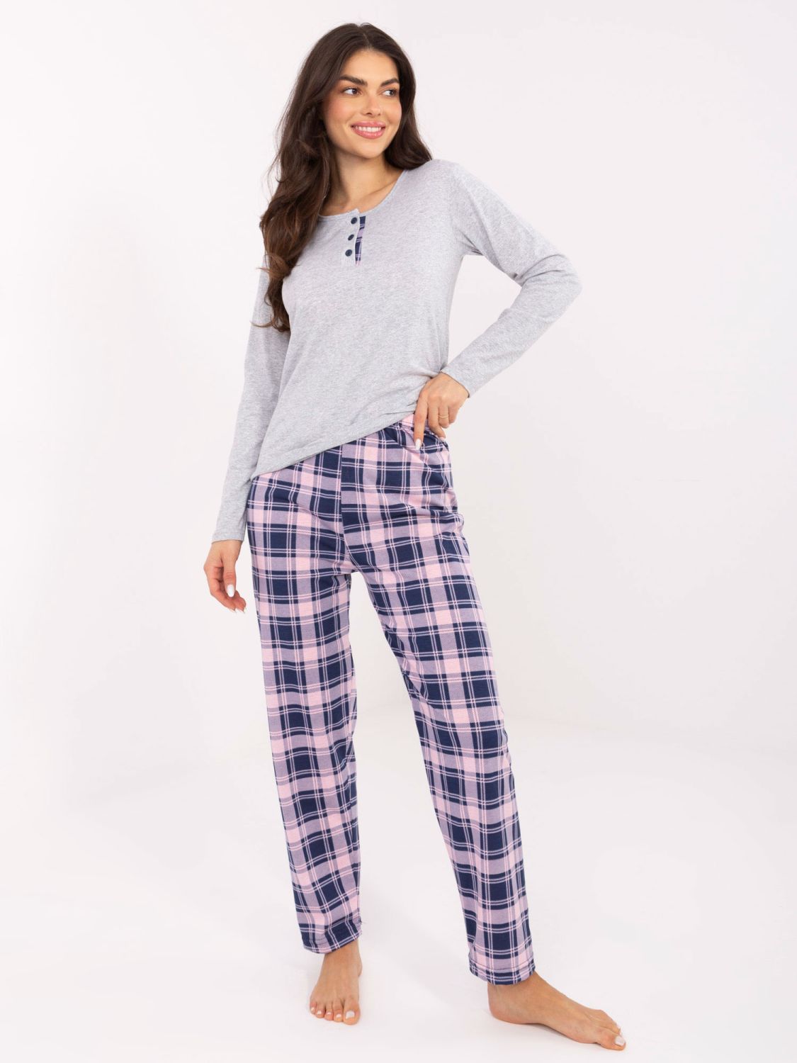 Ženska siva pidžama s kariranim uzorkom i gumbima