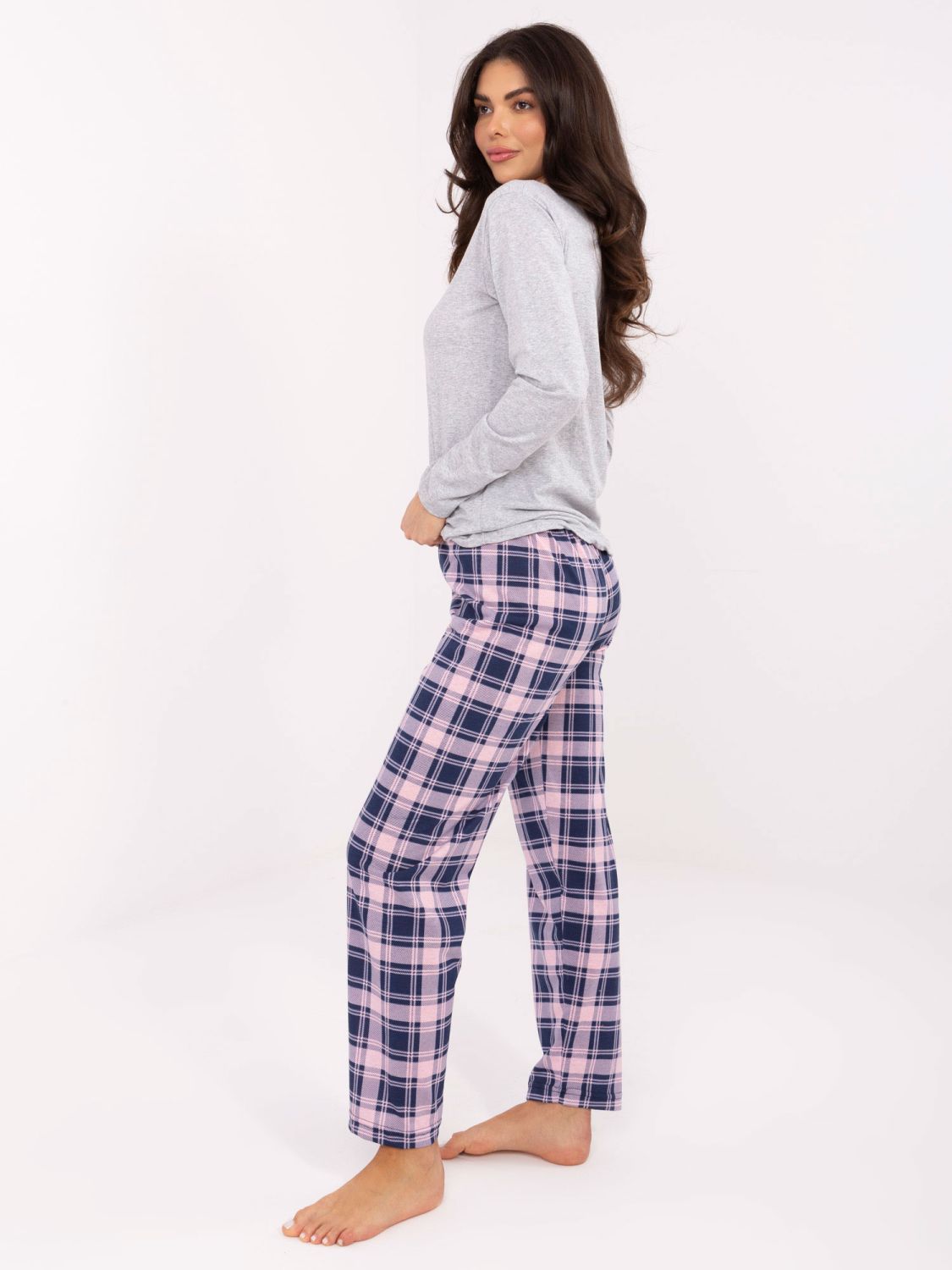 Ženska siva pidžama s kariranim uzorkom i gumbima