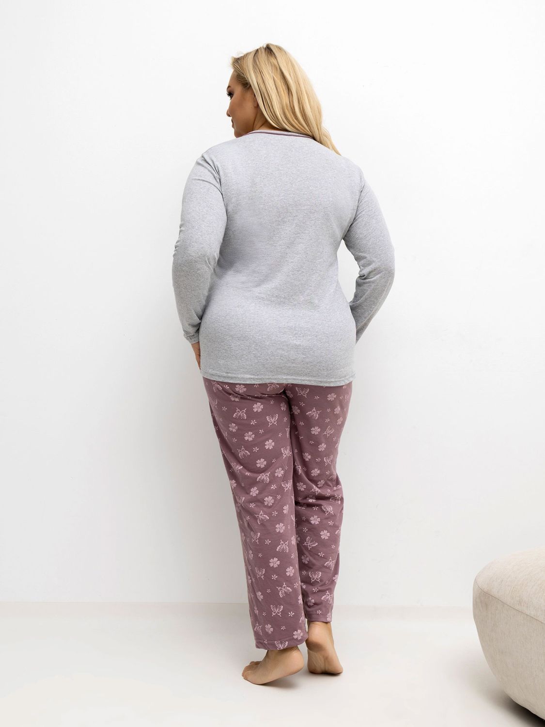 Ženska siva pidžama s cvjetnim uzorkom