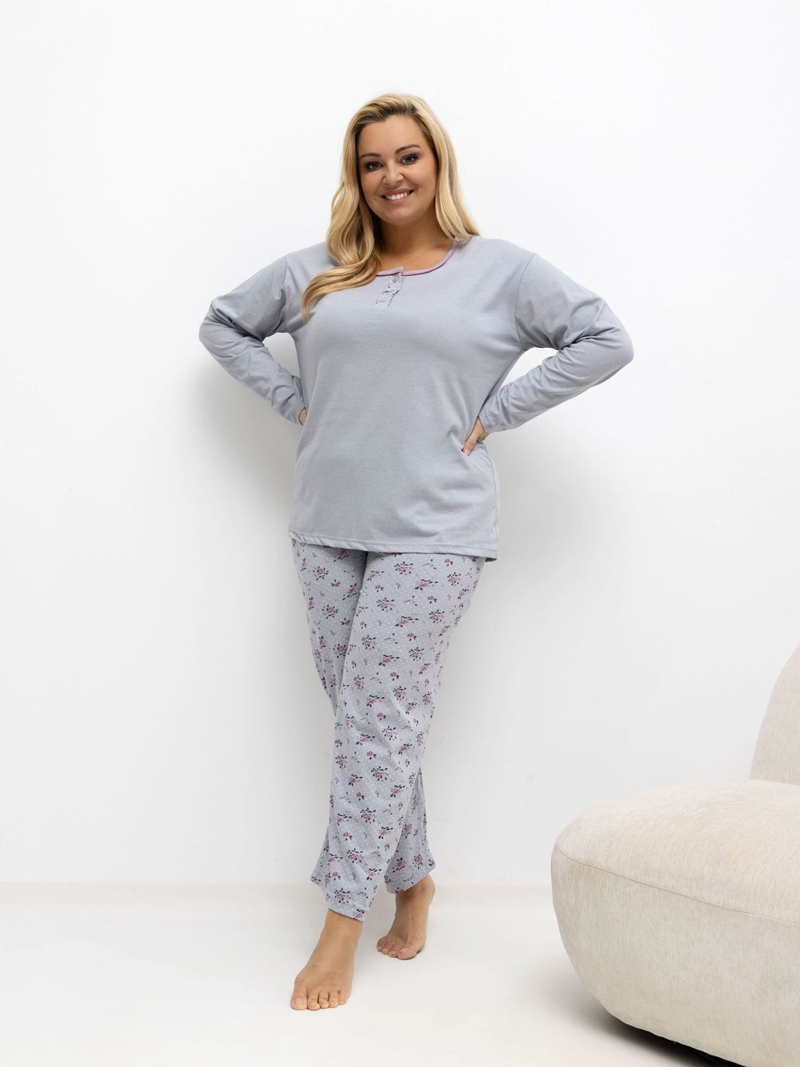 Ženska siva pidžama s cvjetnim i točkastim uzorkom