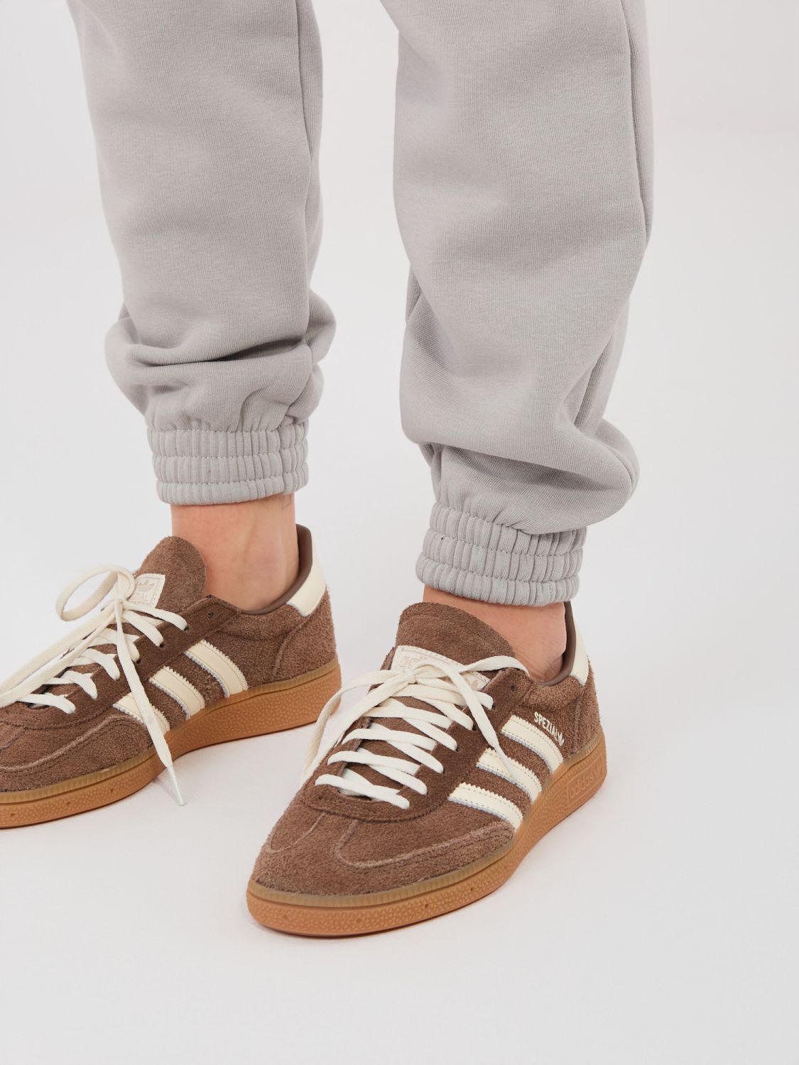 Ženske sportske jogger hlače s vezicom, sive