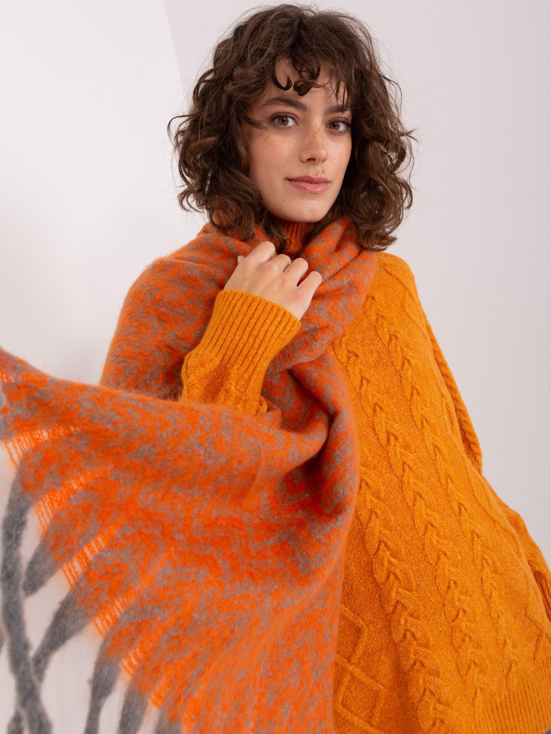Sciarpa geometrica grigio-arancione