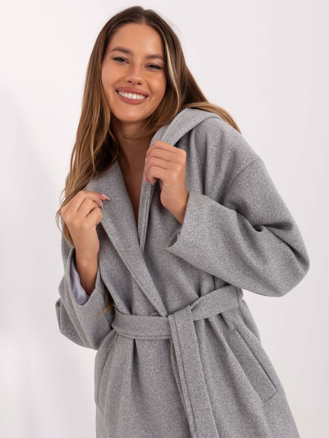 Elegante cappotto grigio da mezza stagione con cappuccio e cintura